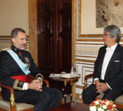 Su Majestad el Rey conversa con el embajador de Japón, Masashi Mizukami, tras recibir la Carta Credencial