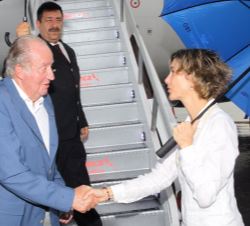 Su Majestad el Rey Don Juan Carlos recibido por la viceprimera ministra de Relaciones Exteriores de la República de Colombia, Patti Londoño, a su lleg