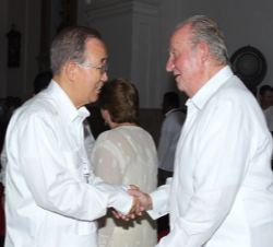 Su Majestad el Rey Don Juan Carlos saluda al secretario general de las Naciones Unidas, Ban Ki-Moon 