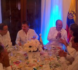 Su Majestad el Rey Don Juan Carlos junto a varios de los mandatarios asistentes el almuerzo ofrecido por el Presidente colombiano, Juan Manuel Santos