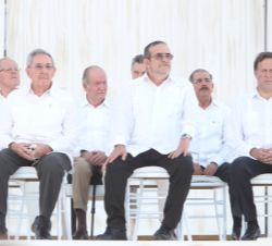 Su Majestad el Rey Don Juan Carlos junto a varios de los mandatarios asistentes a la ceremonia
