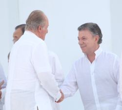 Su Majestad el Rey Don Juan Carlos saluda al Presidente colombiano, Juan Manuel Santos