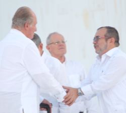Su Majestad el Rey Don Juan Carlos saluda al Comandante de las FARC, Rodrigo Londoño