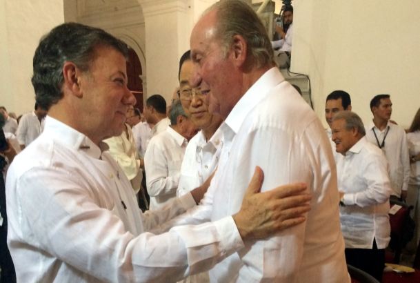 Su Majestad el Rey Don Juan Carlos saluda al Presidente colombiano, Juan Manuel 