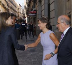 Su Majestad la Reina recibe el saludo de la la ministra de Agricultura, Alimentación y Medio Ambiente en funciones, Isabel García Tejerina