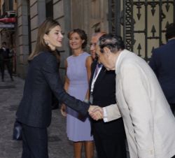 Su Majestad la Reina recibe el saludo del presidente del Ateneo de Madrid, César Navarro de Francisco