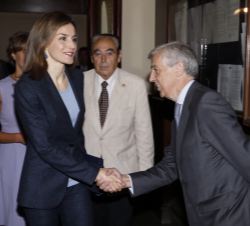 Su Majestad la Reina recibe el saludo del director general de la Asociación de Fabricantes y Distribuidores (AECOC), Francisco Javier Campo