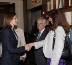 Doña Letizia recibe el saludo de la directora de la División de Asociaciones, Promoción Institucional y Desarrollo de Capacidades de la FAO, Marcela V
