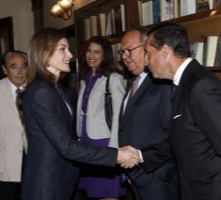 Doña Letizia recibe el saludo del director general del Grupo IFA, Juan Manuel Morales
