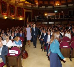 Doña Letizia accede al Salón de Actos