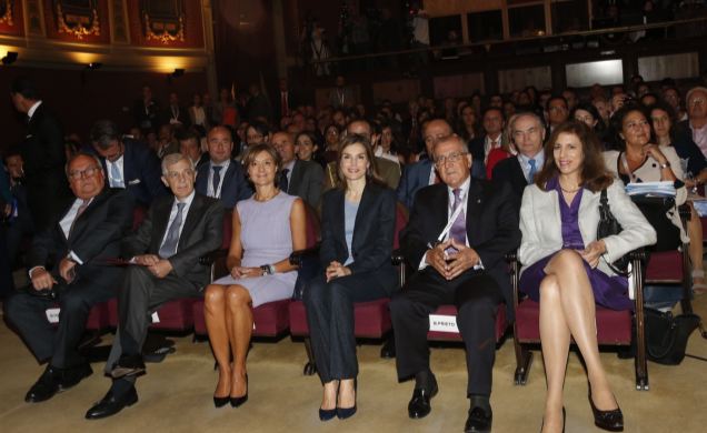 Su Majestad la Reina, en la primera fila de asientos, junto a las personalidades que la acompañaban, antes del comienzo de la mesa redonda