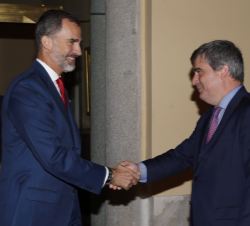 Don Felipe recibe el saludo del presidente del Consejo Superior de Deportes, Miguel Cardenal