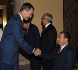 Don Felipe recibe el saludo del vicepresidente primero del Comité Paralímpico Español, José Alberto Álvarez