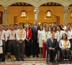 Los Reyes y la Infanta Doña Elena, con los deportistas españoles que obtuvieron medalla o diploma en Río 2016