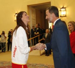 Don Felipe saluda a Ruth Beitia