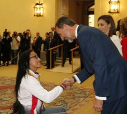 Su Majestad el Rey saluda a Teresa Perales