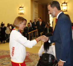 Don Felipe saluda a Mireia Belmonte