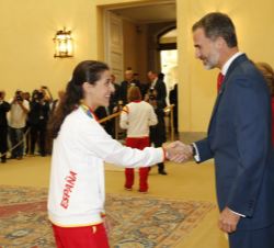 Su Majestad el Rey saluda a Carolina Marín