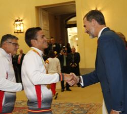 Don Felipe saluda a Israel Oliver