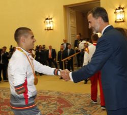 Su Majestad el Rey saluda a Óscar Salguero