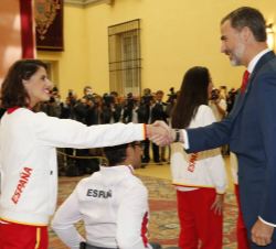 Don Felipe saluda a Lourdes Mohedano