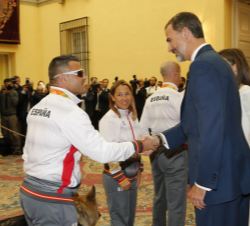 Don Felipe saluda a David Casinos
