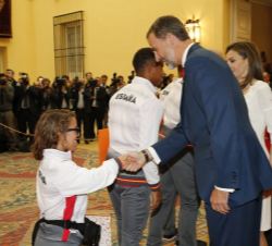 Don Felipe saluda a Judith Rolo