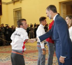 Su Majestad el Rey saluda a Alberto Seoane