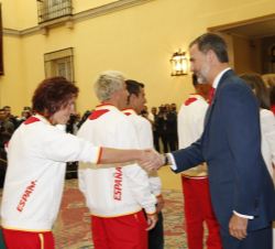 Don Felipe saluda a María Ribera