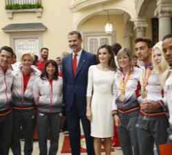Los Reyes, con un grupo de deportistas