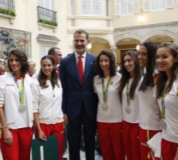 Don Felipe con el conjunto de gimnasia rítmica y la gimnasta Carolina Rodríguez