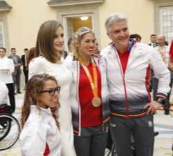Doña Letizia con Michelle Alonso, Judith Rolo y José Luis Guadalupe