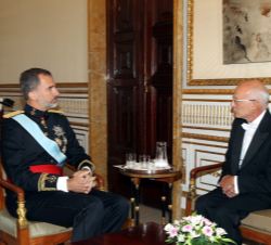 Su Majestad el Rey conversa con el embajador de Canadá, Matthew Barry Lavin, tras recibir la Carta Credencial 