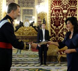 Su Majestad el Rey recibe la Carta Credencial de manos de la embajadora de la República de Eslovenia, Renata Cvelbar Bek