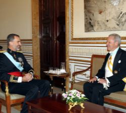 Su Majestad el Rey conversa con el embajador del Reino de Suecia, Lars Hjalmar Wide, tras recibir la Carta Credencial 