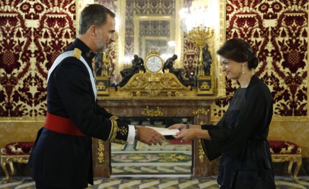 Su Majestad el Rey recibe la Carta Credencial de manos de la embajadora de la República de Chipre, Koula Sophianou
