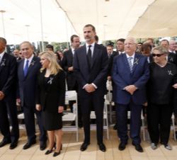 Su Majestad el Rey junto al resto de delegaciones internacionales asistentes a la ceremonia
