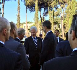 Su Majestad el Rey conversa con el expresidente de los Estados Unidos, Bill Clinton, y el Príncipe Carlos de Inglaterra durante la ceremonia
