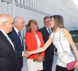 Su Majestad la Reina recibe el saludo del presidente del BBVA, Francisco González