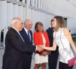 Su Majestad la Reina recibe el saludo del presidente de la Fundación de Ayuda contra la Drogadicción (FAD), Ignacio Bayón