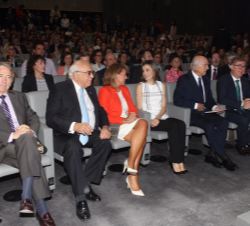 Su Majestad la Reina conversa con la secretaria de Estado de Asuntos Sociales y de Igualdad, Susana Camarero, en los instantes previos al comienzo del
