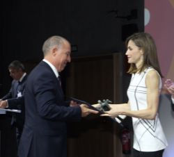 Entrega de los galardones por Su Majestad la Reina