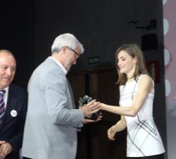 Entrega de los galardones por Su Majestad la Reina