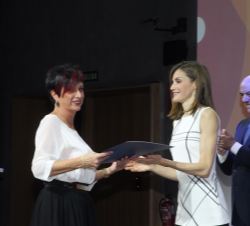 Entrega de los galardones por Su Majestad la Reina