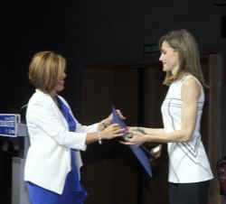 Entrega de los galardones por Su Majestad la Reina