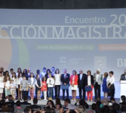 Su Majestad la Reina, acompañada de los premiados, autoridades y niños que representaron a los participantes en los proyectos ganadores