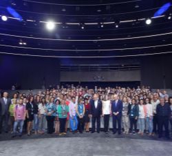 Fotografía de grupo de Su Majestad la Reina junto a los participantes en el encuentro