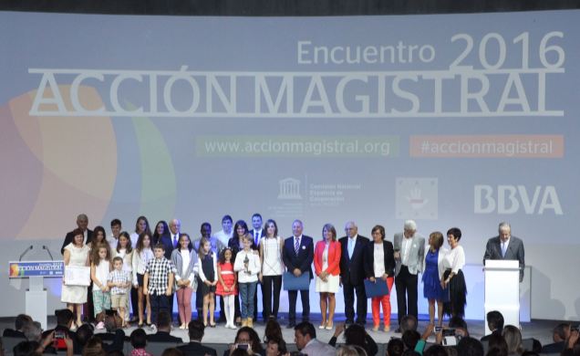 Su Majestad la Reina, acompañada de los premiados, autoridades y niños que representaron a los participantes en los proyectos ganadores
