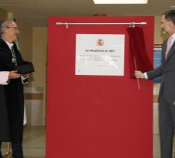 Su Majestad el Rey descubre una placa conmemorativa del acto