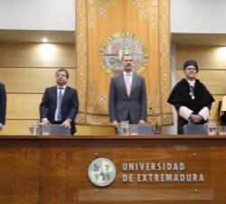 Su Majestad el Rey acompañado por las autoridades en la mesa presidencial del Salón de Grados 